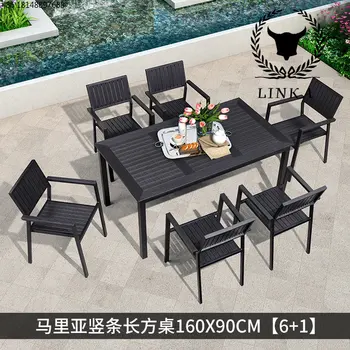 Kombinácia vonkajšie plastové a drevené stoly a stoličky outdoor záhrada záhrada, voľný čas na čerstvom vzduchu jedálenský stôl terasa a stoličky